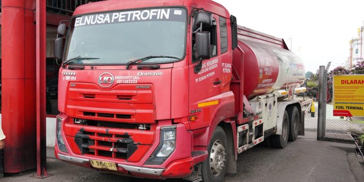 Mobil tangki pertamina saat mengisi BBM di Depot Pertamina Patra Niaga di Jambi pada Senin 27 Oktober 2025, (Dok: Humas Pertamina Patra Niaga)