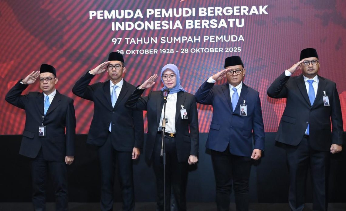 Pelaksana Tugas (Plt) Direktur Utama Jasa Raharja, Dewi Aryani Suzana memimpin peringatan Hari Sumpah Pemuda di Jakarta. Rabu 29 Oktober 2025. (Dok: Humas Jasa Raharja)