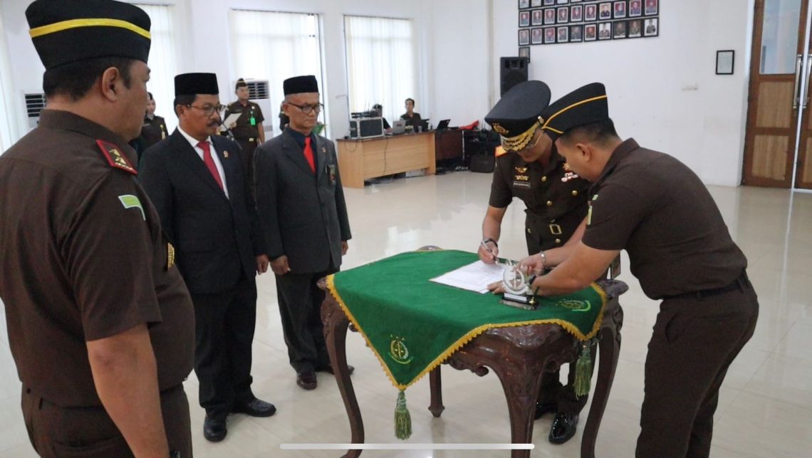 Kajati Jambi Sugeng Hariadi,SH.MH saat Melantik Dr. Bima Suprayoga, S.H., M.Hum. sebagai Wakajati  Jambi di Kantor Kejati Jambi. Rabu 29 Oktober 2025. (Dok: Kasipenkum Kejati Jambi)
