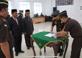 Kajati Jambi Sugeng Hariadi,SH.MH saat Melantik Dr. Bima Suprayoga, S.H., M.Hum. sebagai Wakajati  Jambi di Kantor Kejati Jambi. Rabu 29 Oktober 2025. (Dok: Kasipenkum Kejati Jambi)