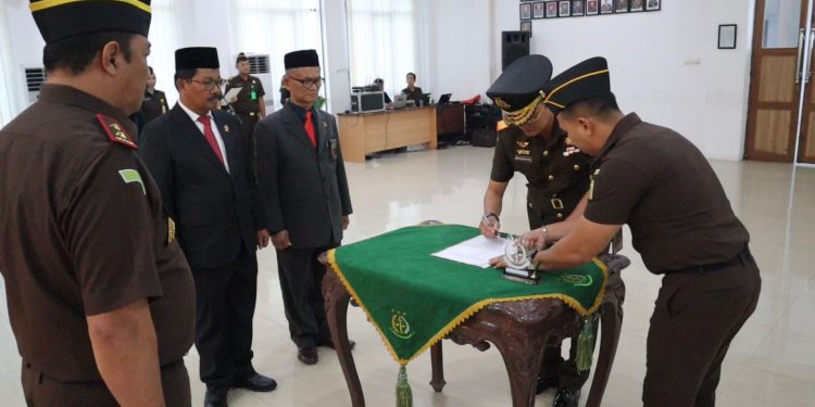 Kajati Jambi Sugeng Hariadi,SH.MH saat Melantik Dr. Bima Suprayoga, S.H., M.Hum. sebagai Wakajati  Jambi di Kantor Kejati Jambi. Rabu 29 Oktober 2025. (Dok: Kasipenkum Kejati Jambi)