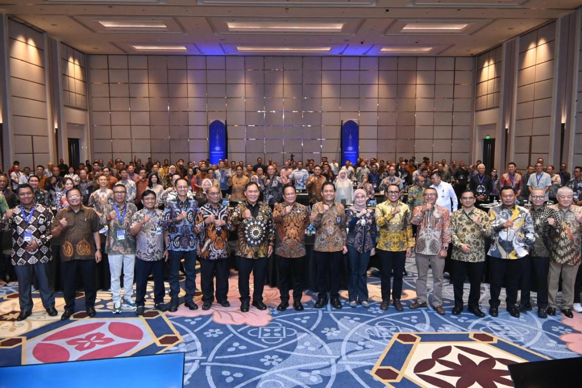 Plt. Direktur Utama PT Jasa Raharja Dewi Aryani Suzana bersama Direktur Kepatuhan dan Manajemen Risiko Harwan Muldidarmawan menghadiri Rapat Kerja Nasional (Rakernas) IV Gabungan Pengusaha Angkutan Sungai, Danau, dan Penyeberangan (Gapasdap) 2025 di Grand Ballroom Fairmont Jakarta, pada 22–23 Oktober 2025. (Dok: Humas Jasa Raharja)