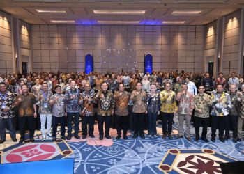 Plt. Direktur Utama PT Jasa Raharja Dewi Aryani Suzana bersama Direktur Kepatuhan dan Manajemen Risiko Harwan Muldidarmawan menghadiri Rapat Kerja Nasional (Rakernas) IV Gabungan Pengusaha Angkutan Sungai, Danau, dan Penyeberangan (Gapasdap) 2025 di Grand Ballroom Fairmont Jakarta, pada 22–23 Oktober 2025. (Dok: Humas Jasa Raharja)