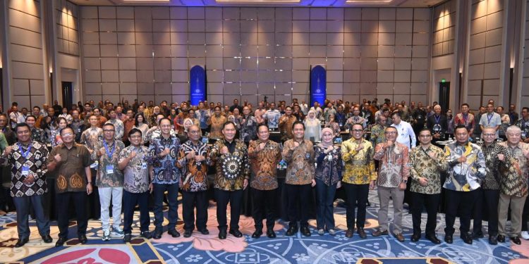 Plt. Direktur Utama PT Jasa Raharja Dewi Aryani Suzana bersama Direktur Kepatuhan dan Manajemen Risiko Harwan Muldidarmawan menghadiri Rapat Kerja Nasional (Rakernas) IV Gabungan Pengusaha Angkutan Sungai, Danau, dan Penyeberangan (Gapasdap) 2025 di Grand Ballroom Fairmont Jakarta, pada 22–23 Oktober 2025. (Dok: Humas Jasa Raharja)