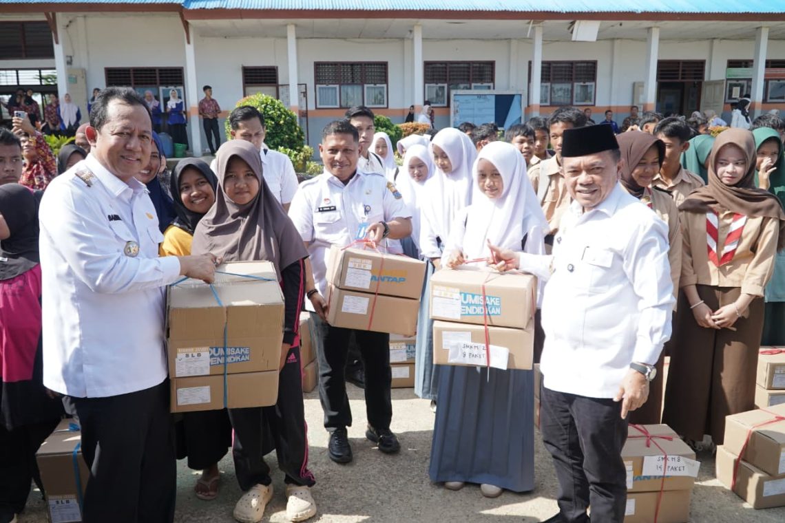 Gubernur Jambi Al Haris saat menyerahkan bantuan dana Dumisake untuk pendidikan jenjang SMA, SMK dan SLB tahun 2025, di SMAN 3 Muaro Jambi, Kecamatan Mestong, Kabupaten Muaro Jambi. Rabu 29 Oktober 2025. (Dok: Diskominfo Provinsi Jambi)