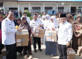 Gubernur Jambi Al Haris saat menyerahkan bantuan dana Dumisake untuk pendidikan jenjang SMA, SMK dan SLB tahun 2025, di SMAN 3 Muaro Jambi, Kecamatan Mestong, Kabupaten Muaro Jambi. Rabu 29 Oktober 2025. (Dok: Diskominfo Provinsi Jambi)