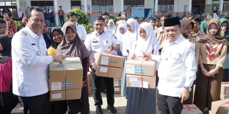 Gubernur Jambi Al Haris saat menyerahkan bantuan dana Dumisake untuk pendidikan jenjang SMA, SMK dan SLB tahun 2025, di SMAN 3 Muaro Jambi, Kecamatan Mestong, Kabupaten Muaro Jambi. Rabu 29 Oktober 2025. (Dok: Diskominfo Provinsi Jambi)