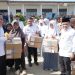 Gubernur Jambi Al Haris saat menyerahkan bantuan dana Dumisake untuk pendidikan jenjang SMA, SMK dan SLB tahun 2025, di SMAN 3 Muaro Jambi, Kecamatan Mestong, Kabupaten Muaro Jambi. Rabu 29 Oktober 2025. (Dok: Diskominfo Provinsi Jambi)