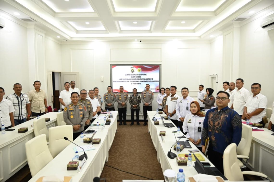 nggota Kompolnas RI, Gufron (tengah), didampingi Irwasda Polda Jambi Kombes Pol Jannus P. Siregar, saat melaksanakan kunjungan kerja dan klarifikasi aduan masyarakat di Mapolda Jambi, Rabu (29/10/2025). (Dok: Humas Polda Jambi