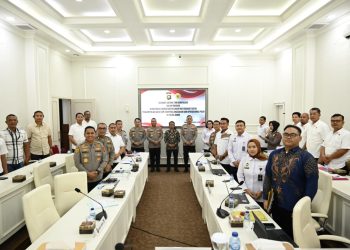 nggota Kompolnas RI, Gufron (tengah), didampingi Irwasda Polda Jambi Kombes Pol Jannus P. Siregar, saat melaksanakan kunjungan kerja dan klarifikasi aduan masyarakat di Mapolda Jambi, Rabu (29/10/2025). (Dok: Humas Polda Jambi