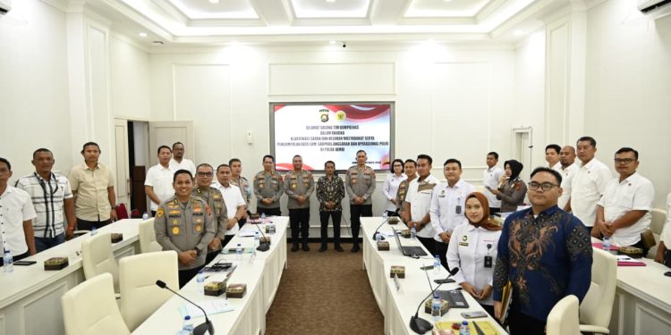 nggota Kompolnas RI, Gufron (tengah), didampingi Irwasda Polda Jambi Kombes Pol Jannus P. Siregar, saat melaksanakan kunjungan kerja dan klarifikasi aduan masyarakat di Mapolda Jambi, Rabu (29/10/2025). (Dok: Humas Polda Jambi