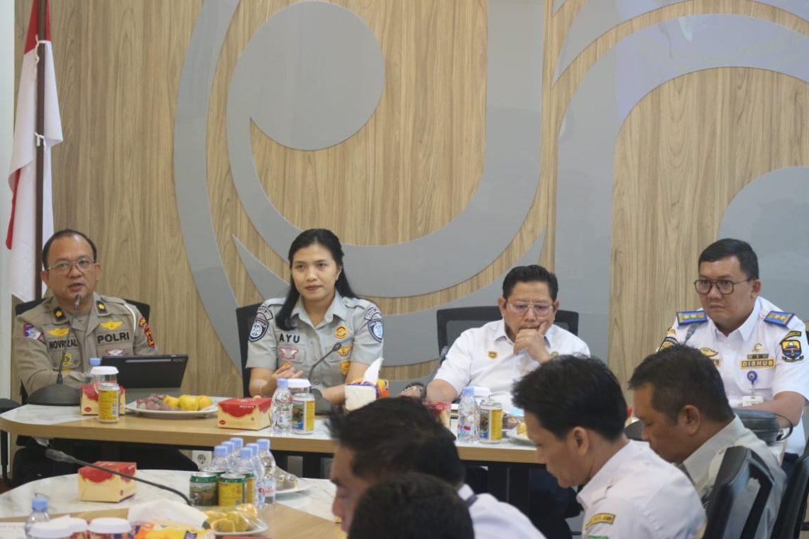 Kepala Jasa Raharja Wilayah Jambi, Ni Made Ayu Mulidyawati, memimpin rapat koordinasi lintas sektor persiapan angkutan Natal dan Tahun Baru (Nataru) 2025/2026 di Kantor Jasa Raharja Jambi. (Dok: Rudi)