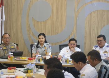 Kepala Jasa Raharja Wilayah Jambi, Ni Made Ayu Mulidyawati, memimpin rapat koordinasi lintas sektor persiapan angkutan Natal dan Tahun Baru (Nataru) 2025/2026 di Kantor Jasa Raharja Jambi. (Dok: Rudi)