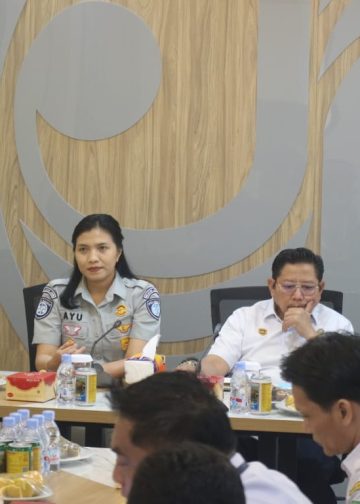 Kepala Jasa Raharja Wilayah Jambi, Ni Made Ayu Mulidyawati, memimpin rapat koordinasi lintas sektor persiapan angkutan Natal dan Tahun Baru (Nataru) 2025/2026 di Kantor Jasa Raharja Jambi. (Dok: Rudi)