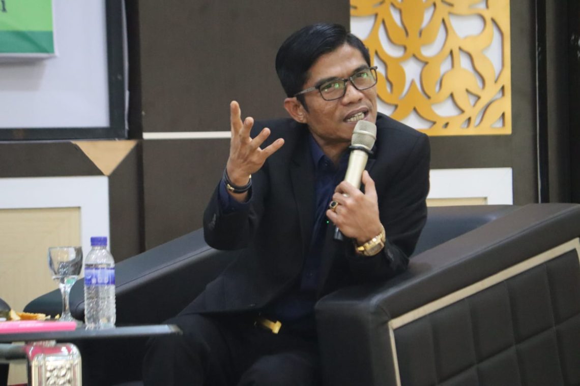 Kepala Perwakilan Ombudsman RI Provinsi Jambi, Saiful Roswandi, menyampaikan pentingnya standar pelayanan publik yang berorientasi pada kepuasan masyarakat dalam kegiatan Public Hearing BRMP Jambi, Kamis (30/10/2025). (Dok: Alpin)