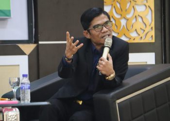 Kepala Perwakilan Ombudsman RI Provinsi Jambi, Saiful Roswandi, menyampaikan pentingnya standar pelayanan publik yang berorientasi pada kepuasan masyarakat dalam kegiatan Public Hearing BRMP Jambi, Kamis (30/10/2025). (Dok: Alpin)