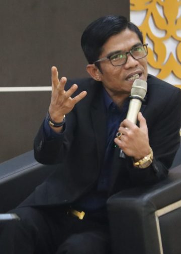 Kepala Perwakilan Ombudsman RI Provinsi Jambi, Saiful Roswandi, menyampaikan pentingnya standar pelayanan publik yang berorientasi pada kepuasan masyarakat dalam kegiatan Public Hearing BRMP Jambi, Kamis (30/10/2025). (Dok: Alpin)