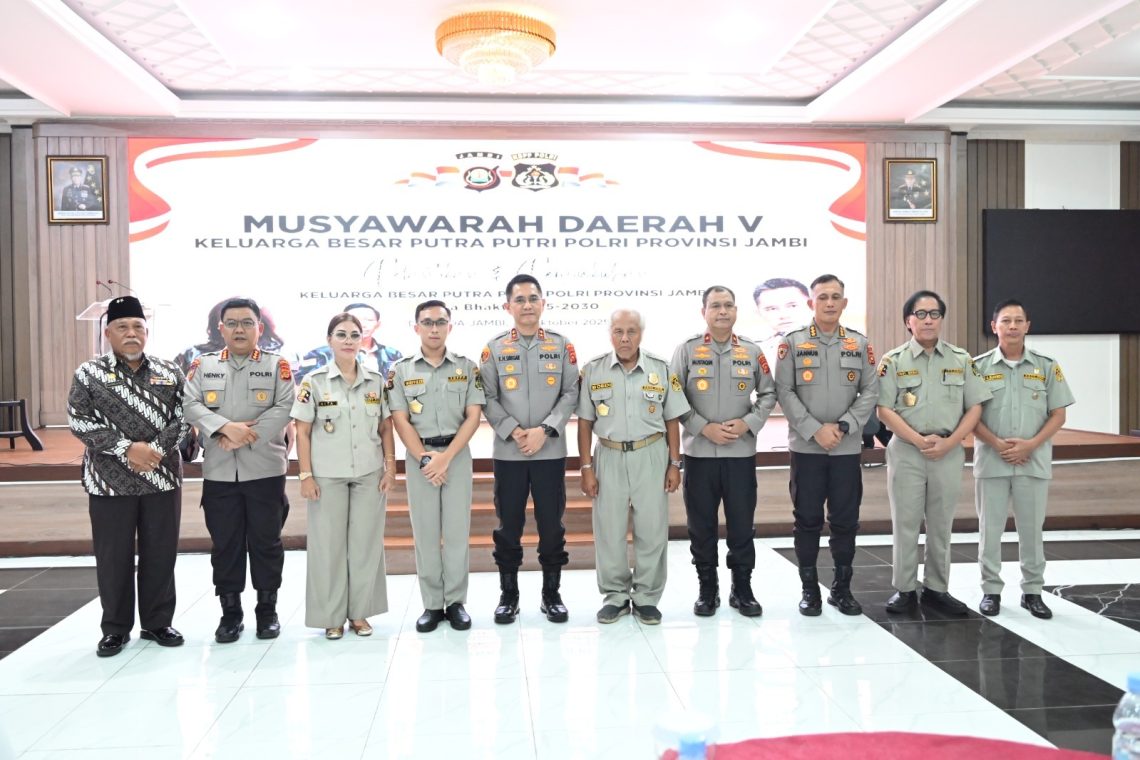 Kapolda Jambi Irjen Pol. Krisno H. Siregar menyerahkan Pataka kepada Ketua KBPP Polri Provinsi Jambi Wahyu Satya Wibowo dalam penutupan Musda ke-5 dan pelantikan pengurus masa bhakti 2025–2030 di Gedung Siginjai Sakti Wira Bhakti Polda Jambi. Kamis 30 Oktober 2025. (Dok: Alpin)