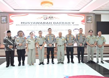 Kapolda Jambi Irjen Pol. Krisno H. Siregar menyerahkan Pataka kepada Ketua KBPP Polri Provinsi Jambi Wahyu Satya Wibowo dalam penutupan Musda ke-5 dan pelantikan pengurus masa bhakti 2025–2030 di Gedung Siginjai Sakti Wira Bhakti Polda Jambi. Kamis 30 Oktober 2025. (Dok: Alpin)