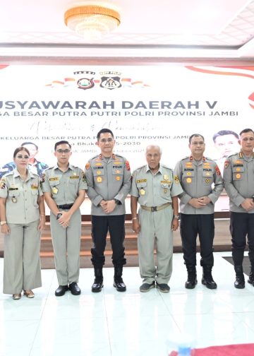 Kapolda Jambi Irjen Pol. Krisno H. Siregar menyerahkan Pataka kepada Ketua KBPP Polri Provinsi Jambi Wahyu Satya Wibowo dalam penutupan Musda ke-5 dan pelantikan pengurus masa bhakti 2025–2030 di Gedung Siginjai Sakti Wira Bhakti Polda Jambi. Kamis 30 Oktober 2025. (Dok: Alpin)