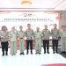 Kapolda Jambi Irjen Pol. Krisno H. Siregar menyerahkan Pataka kepada Ketua KBPP Polri Provinsi Jambi Wahyu Satya Wibowo dalam penutupan Musda ke-5 dan pelantikan pengurus masa bhakti 2025–2030 di Gedung Siginjai Sakti Wira Bhakti Polda Jambi. Kamis 30 Oktober 2025. (Dok: Alpin)