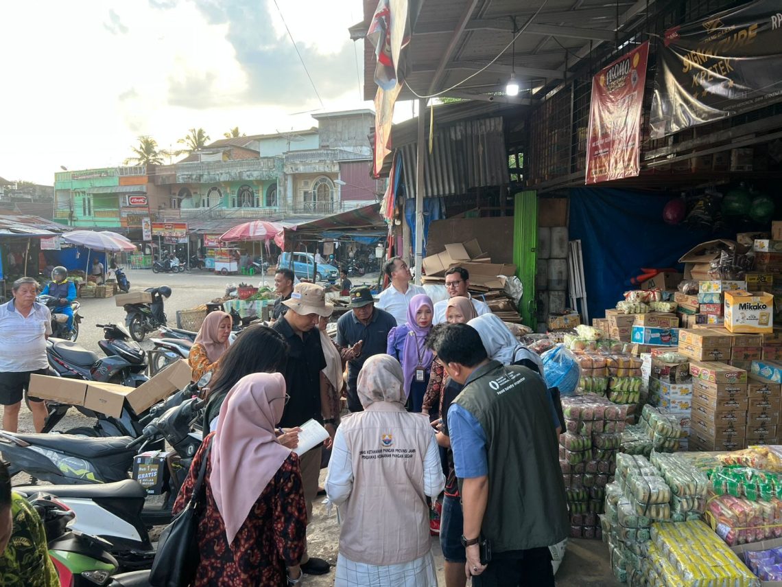 Tim Satgas Pengendalian Harga Beras Provinsi Jambi saat melakukan pengecekan harga di Pasar Atas Sarolangun, Kamis (30/10/2025). (Dok: Alpin)