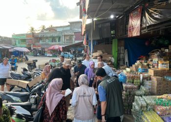 Tim Satgas Pengendalian Harga Beras Provinsi Jambi saat melakukan pengecekan harga di Pasar Atas Sarolangun, Kamis (30/10/2025). (Dok: Alpin)