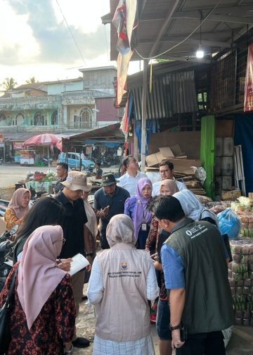 Tim Satgas Pengendalian Harga Beras Provinsi Jambi saat melakukan pengecekan harga di Pasar Atas Sarolangun, Kamis (30/10/2025). (Dok: Alpin)