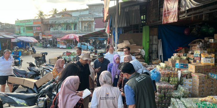 Tim Satgas Pengendalian Harga Beras Provinsi Jambi saat melakukan pengecekan harga di Pasar Atas Sarolangun, Kamis (30/10/2025). (Dok: Alpin)