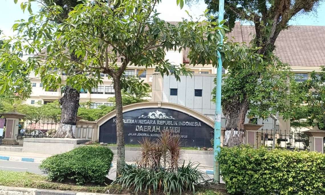 tampak depan Kantor Polda Jambi. Jumat 31 Oktober 2025. (Dok: Rudi)