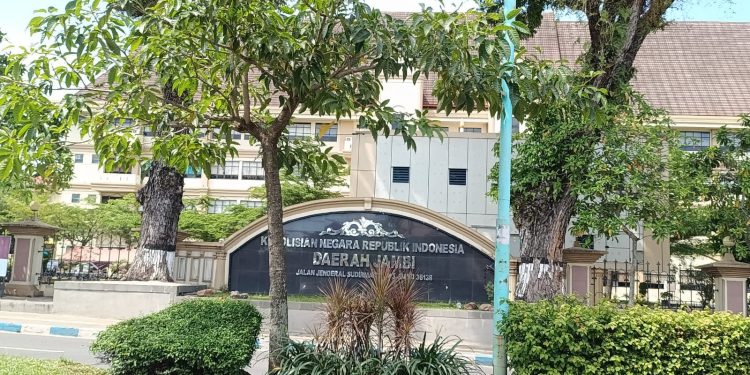 tampak depan Kantor Polda Jambi. Jumat 31 Oktober 2025. (Dok: Rudi)