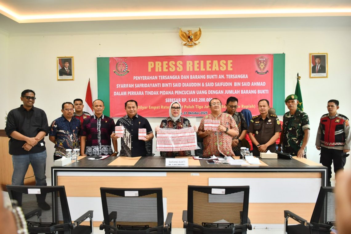 Petugas Kejaksaan Negeri Jambi saat menerima pelimpahan tersangka dan barang bukti perkara TPPU dari penyidik Polda Jambi, Jumat (31/10/2025). (Foto: Dok. Kejari Jambi)