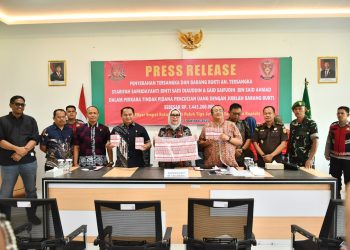 Petugas Kejaksaan Negeri Jambi saat menerima pelimpahan tersangka dan barang bukti perkara TPPU dari penyidik Polda Jambi, Jumat (31/10/2025). (Foto: Dok. Kejari Jambi)