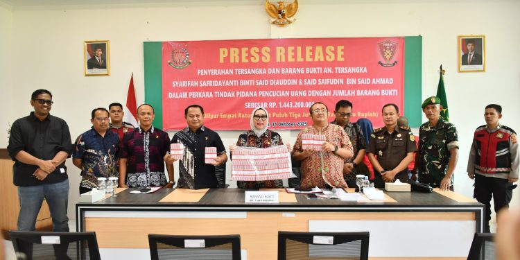 Petugas Kejaksaan Negeri Jambi saat menerima pelimpahan tersangka dan barang bukti perkara TPPU dari penyidik Polda Jambi, Jumat (31/10/2025). (Foto: Dok. Kejari Jambi)