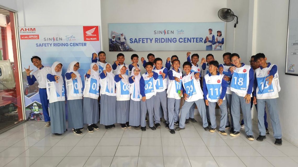 Para pelajar mengikuti pelatihan keselamatan berkendara di Sinsen Safety Riding Center Jambi, kegiatan ini bertujuan menumbuhkan kesadaran generasi muda akan pentingnya tertib berlalu lintas dan berkendara dengan aman. (Foto: Dok. Rahmat)