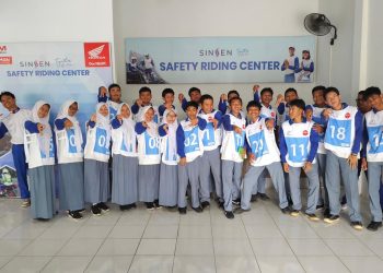 Para pelajar mengikuti pelatihan keselamatan berkendara di Sinsen Safety Riding Center Jambi, kegiatan ini bertujuan menumbuhkan kesadaran generasi muda akan pentingnya tertib berlalu lintas dan berkendara dengan aman. (Foto: Dok. Rahmat)