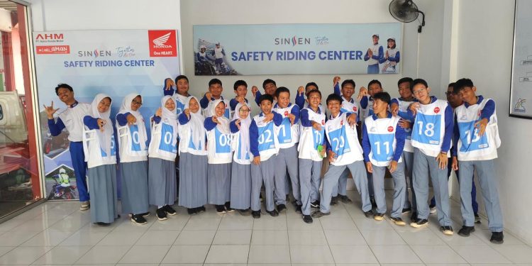 Para pelajar mengikuti pelatihan keselamatan berkendara di Sinsen Safety Riding Center Jambi, kegiatan ini bertujuan menumbuhkan kesadaran generasi muda akan pentingnya tertib berlalu lintas dan berkendara dengan aman. (Foto: Dok. Rahmat)