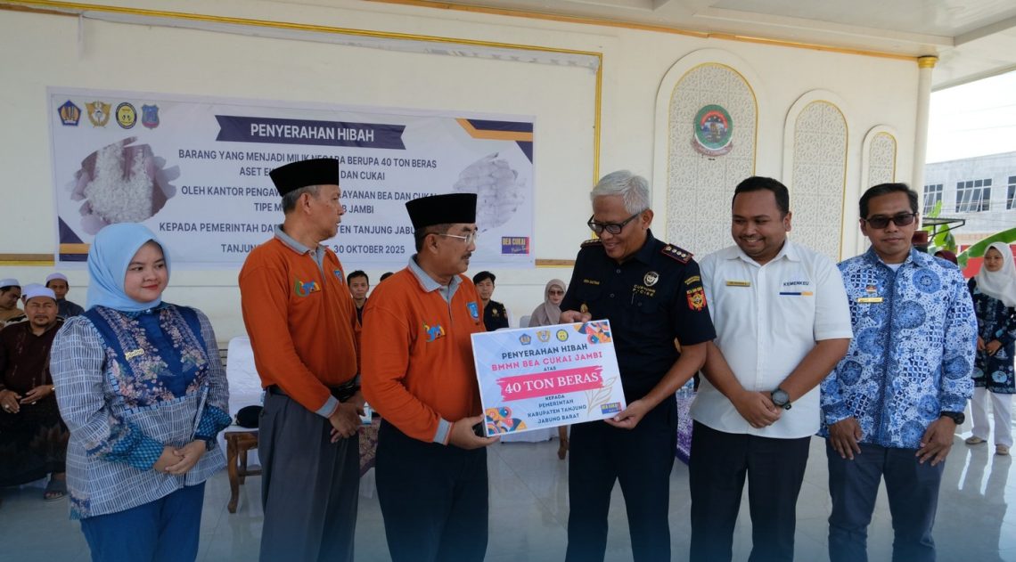 Kepala Kantor Bea Cukai Jambi, Indra Gautama Sukiman, menyerahkan secara simbolis hibah 40 ton beras hasil penindakan kepada Bupati Tanjung Jabung Barat, Drs. H. Anwar Sadat, M.Ag, di Pondok Pesantren Al Baqiyatush Shalihat Kuala Tungkal, Kamis (30/10/2025). (Dok: Rudi)