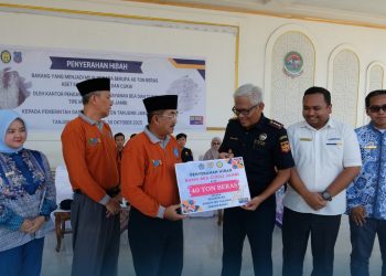 Kepala Kantor Bea Cukai Jambi, Indra Gautama Sukiman, menyerahkan secara simbolis hibah 40 ton beras hasil penindakan kepada Bupati Tanjung Jabung Barat, Drs. H. Anwar Sadat, M.Ag, di Pondok Pesantren Al Baqiyatush Shalihat Kuala Tungkal, Kamis (30/10/2025). (Dok: Rudi)