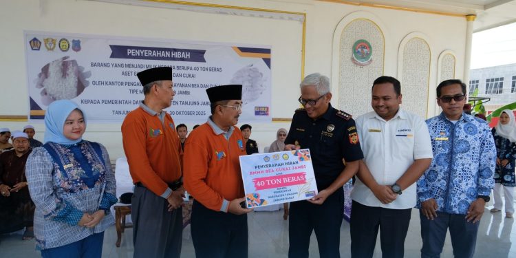 Kepala Kantor Bea Cukai Jambi, Indra Gautama Sukiman, menyerahkan secara simbolis hibah 40 ton beras hasil penindakan kepada Bupati Tanjung Jabung Barat, Drs. H. Anwar Sadat, M.Ag, di Pondok Pesantren Al Baqiyatush Shalihat Kuala Tungkal, Kamis (30/10/2025). (Dok: Rudi)