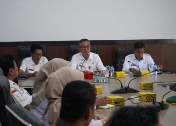 Asisten I Setda Merangin, Sukoso, memimpin rapat persiapan peringatan Hari Pahlawan 10 November di Ruang Rapat Kolonel Mohammad Syukur, Kantor Bupati Merangin, Rabu (29/10). (Dok: Diskominfo Merangin)