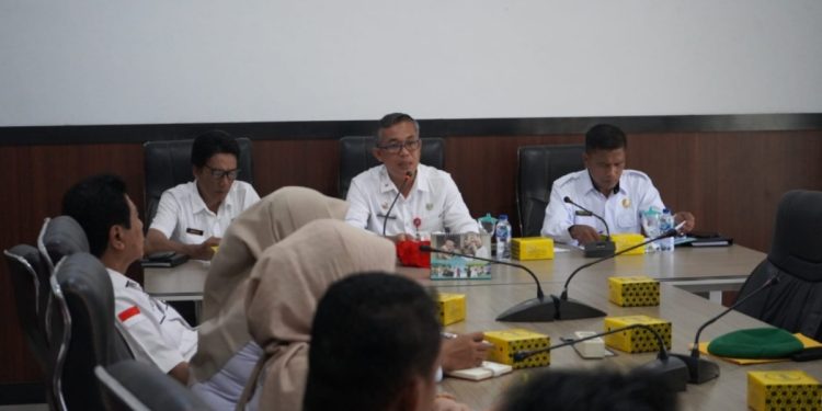 Asisten I Setda Merangin, Sukoso, memimpin rapat persiapan peringatan Hari Pahlawan 10 November di Ruang Rapat Kolonel Mohammad Syukur, Kantor Bupati Merangin, Rabu (29/10). (Dok: Diskominfo Merangin)