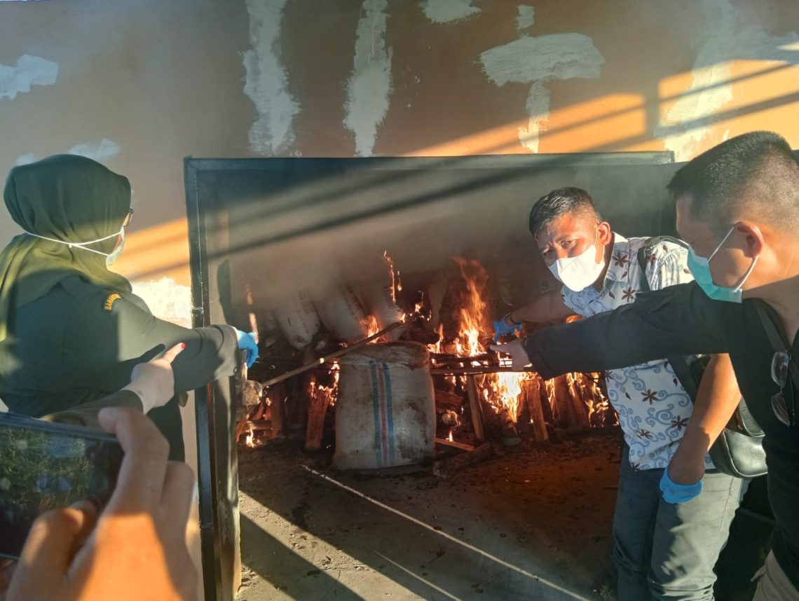 Petugas Direktorat Polairud Polda Jambi memusnahkan ratusan karung bawang merah ilegal di Tempat Pembuangan Akhir (TPA) Talang Gulo, Kota Jambi, Rabu (29/10/2025). (Dok: Alpin)