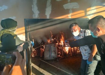 Petugas Direktorat Polairud Polda Jambi memusnahkan ratusan karung bawang merah ilegal di Tempat Pembuangan Akhir (TPA) Talang Gulo, Kota Jambi, Rabu (29/10/2025). (Dok: Alpin)