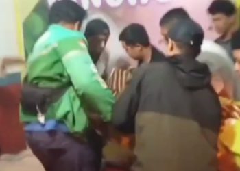 Warga saat evakuasi korban gantung diri di Sulanjana, Jambi Timur pada Senin malam 27 Oktober 2025. (Dok: tangkapan layar video)