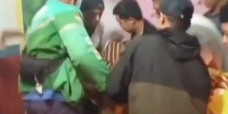 Warga saat evakuasi korban gantung diri di Sulanjana, Jambi Timur pada Senin malam 27 Oktober 2025. (Dok: tangkapan layar video)