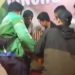 Warga saat evakuasi korban gantung diri di Sulanjana, Jambi Timur pada Senin malam 27 Oktober 2025. (Dok: tangkapan layar video)