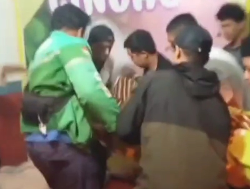 Warga saat evakuasi korban gantung diri di Sulanjana, Jambi Timur pada Senin malam 27 Oktober 2025. (Dok: tangkapan layar video)