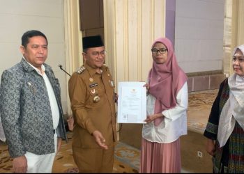 Wali Kota Jambi Maulana menyerahkan bantuan peralatan usaha dan sertifikat halal kepada pelaku UMKM binaan Pemkot Jambi, Senin (24/11/2025). (Dok: Rahmat)