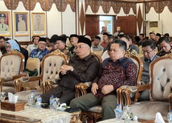Ketua DPRD Kota Jambi Kemas Faried Alfarelly menyampaikan permintaan pengawasan KPK terhadap seleksi jabatan Pemkot Jambi dalam Rakor Pemberantasan Korupsi di Rumah Dinas Gubernur Jambi. (Dok: Rudi)